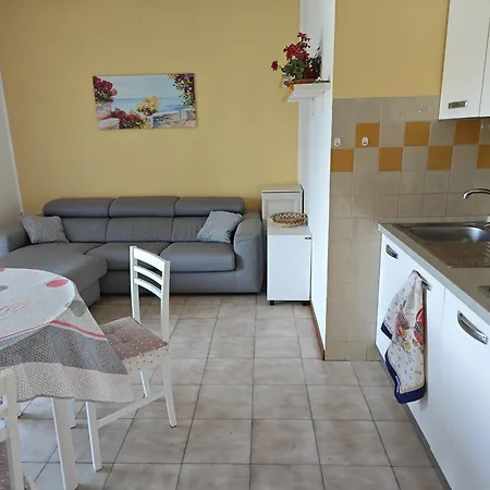 R 42 Con Terrazzo E Posto Auto Numana