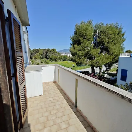 R 42 Con Terrazzo E Posto Auto Numana